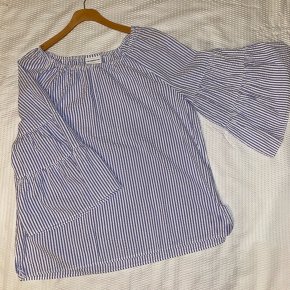 Liz Claiborne Tops - Liz Claiborne flowy off the shoulder top